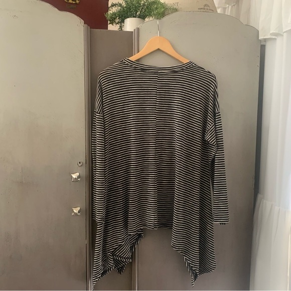 She + Sky Monochrome Striped Top - Picture 5 of 7